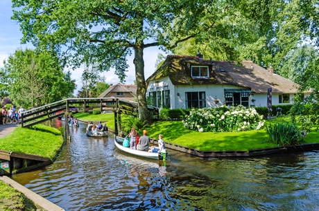Giethoorn, Niederlande: Blick auf das berühmte Dorf Giethoorn mit Kanälen und rustikalen Strohdachhäusern. Die schönen Häuser und die Gartenstadt sind als 