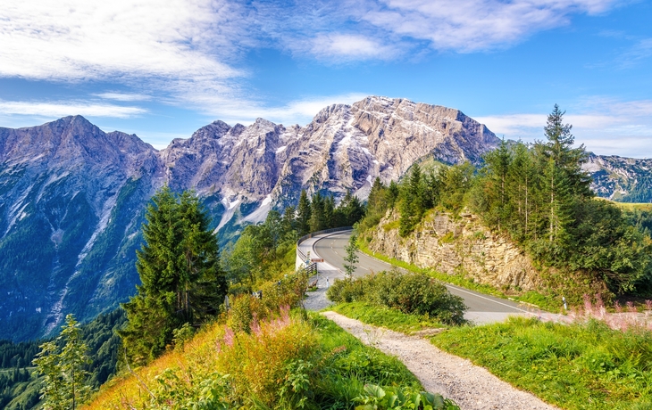 Blick auf den Gipfel Hoher Göll (2522 m) von der Rossfeld Panoramastraße