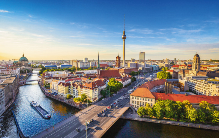Skyline von Berlin mit Alexanderplatz, Berliner Dom und Fernsehturm, Deutschland