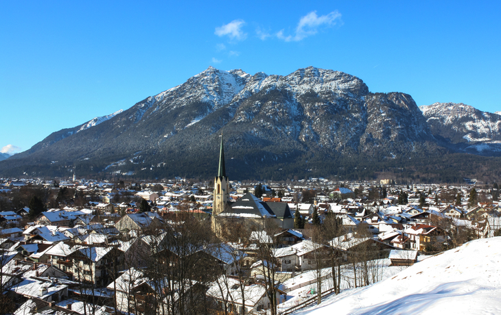 Garmisch-Partenkirchen – Partenkirchener Ortsansicht im Winter