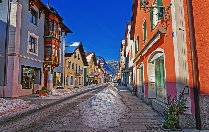 historische Gebäude in der Altstadt von Garmisch-Partenkirchen zur Winterzeit