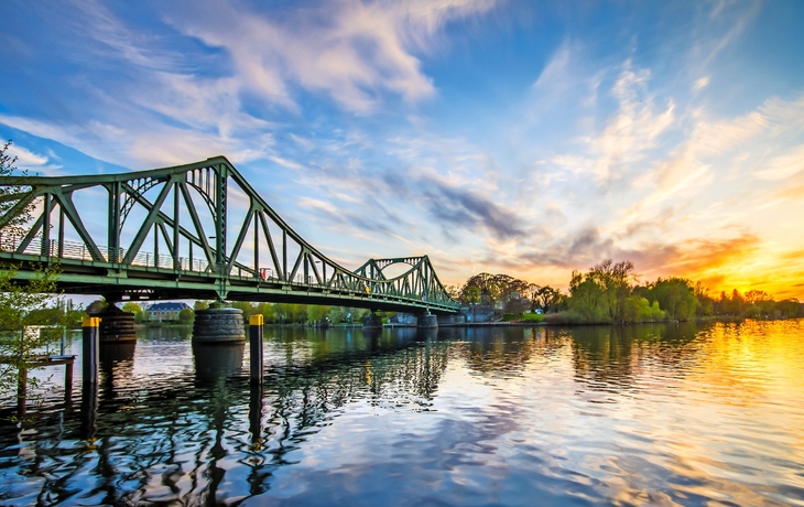 Glienicker Brücke über der Havel zwischen Berlin und Potsdam