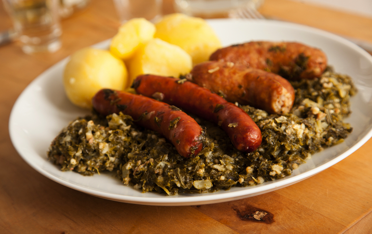 Oldenburger Grünkohl mit Grützwurst und Mettenden dazu Bier und Korn