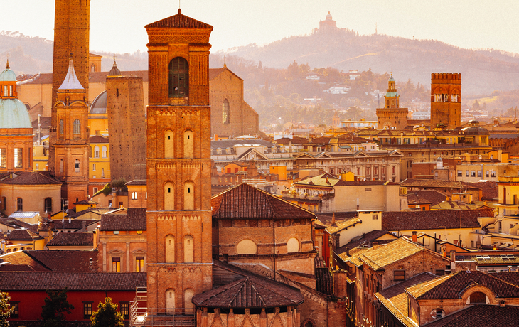 Bologna mit Berg San Luca, Italien