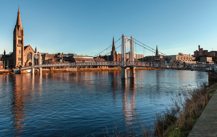 Stadtansicht von Inverness mit Fluss Ness 