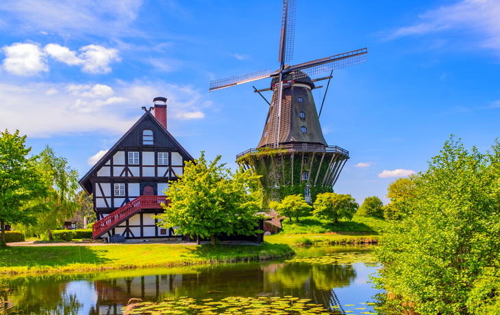 bunte Windmühle in Gifhorn am See im Sommer