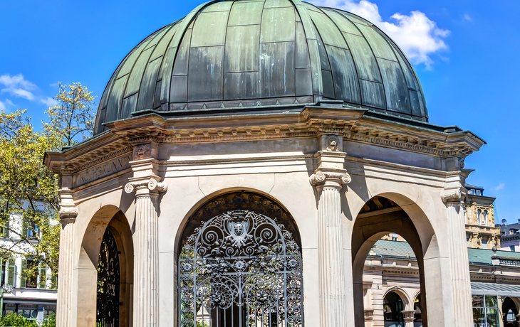 historischer Kochbrunnen in der Innenstadt von Wiesbaden