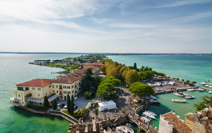 Blick von der Burg Rocca Scaligera über Sirmione am Gardasee, Italien