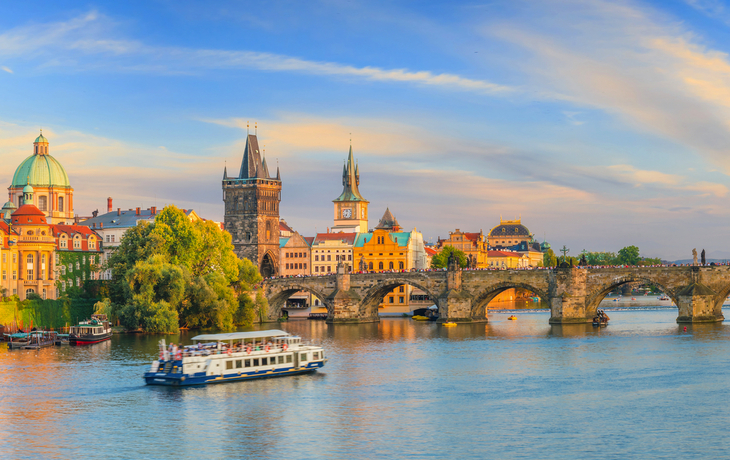 Karlsbrücke und Skyline von Prag