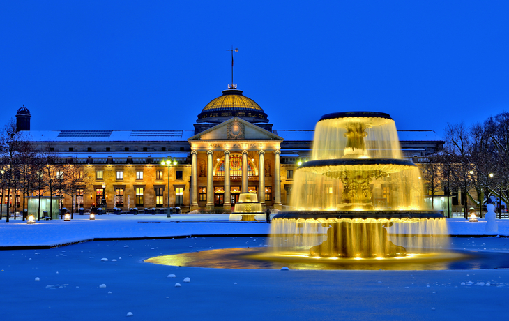 Kurhaus in Wiesbaden zur Weihnachtszeit, Deutschland