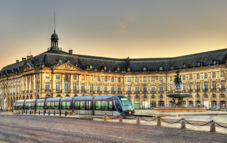 Straßenbahn auf der Place de la Bourse in Bordeaux, Frankreich
