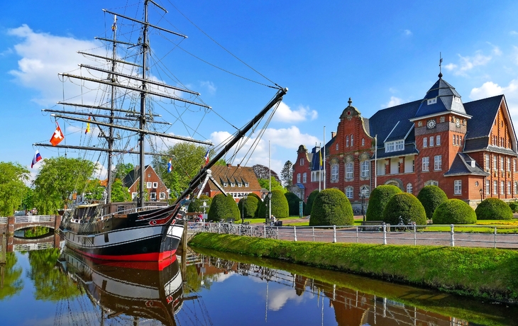 Museumsschiff und Rathaus in Papenburg, Deutschland