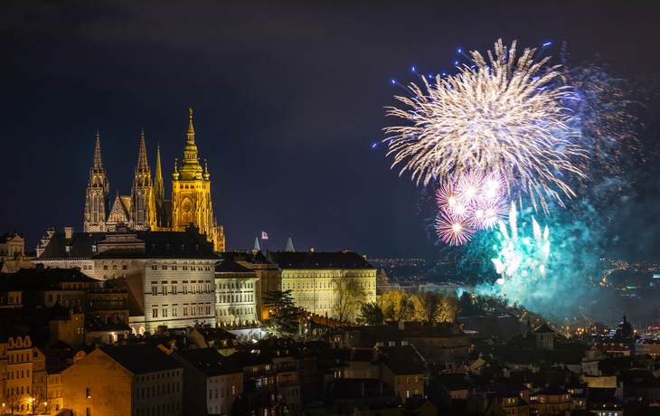 Feuerwerk über der Prager Altstadt