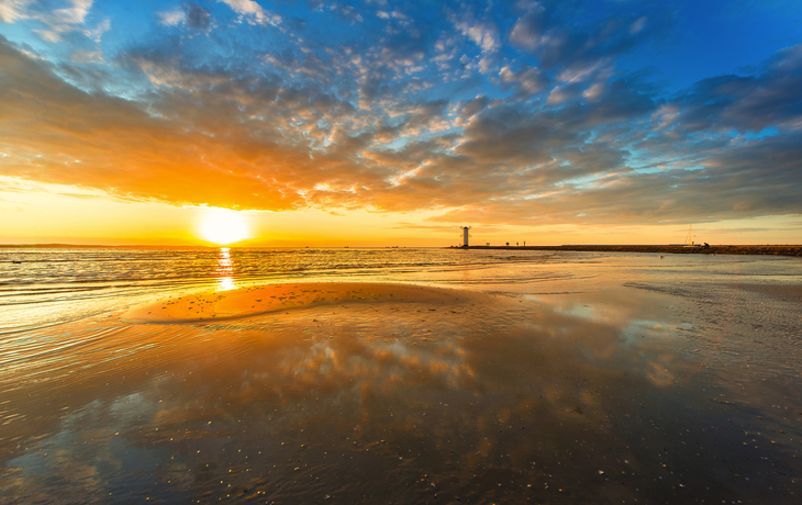 Sonnenuntergang am Strand in Swinemünde, Polen