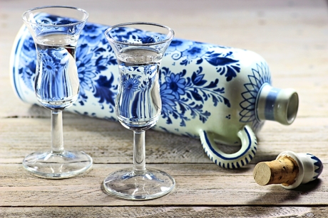Genever in traditionellen Gläsern mit original Flasche im klassischen Delfter Blau